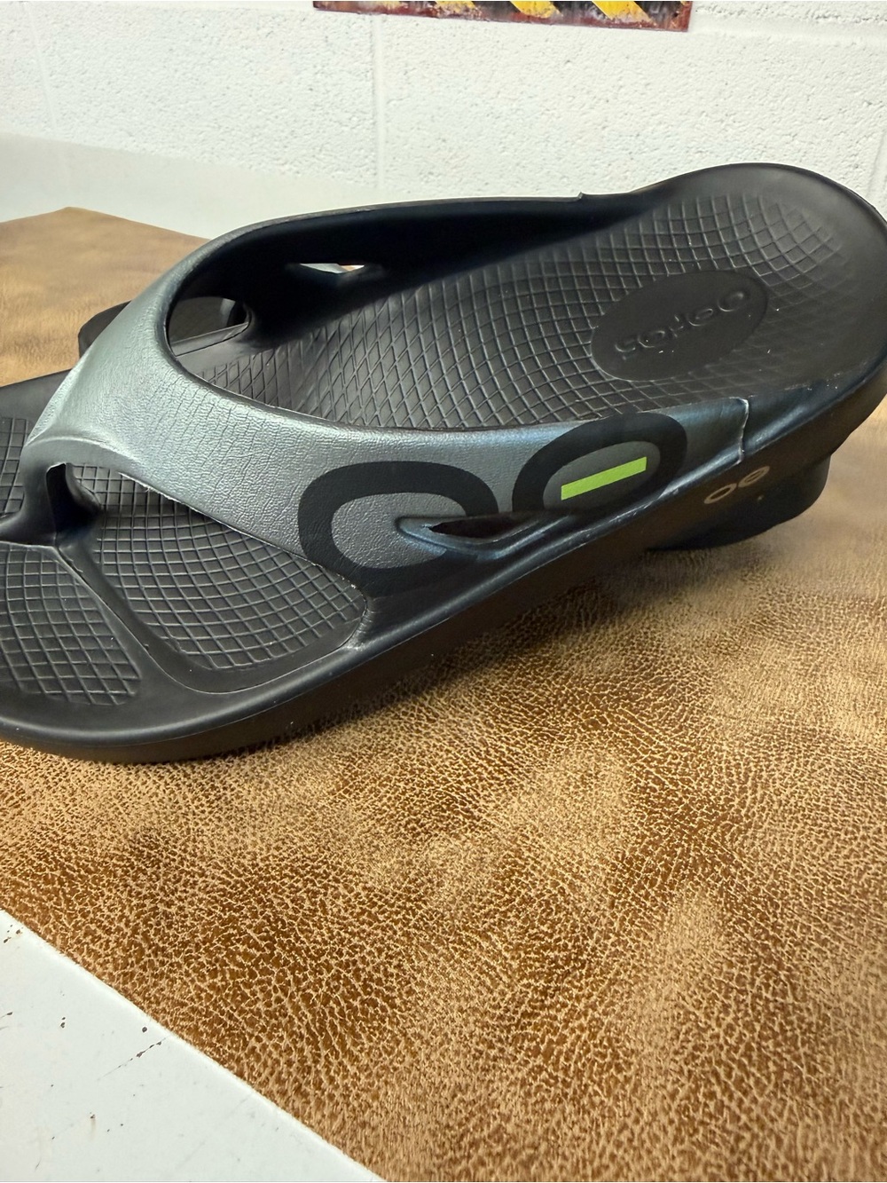OOFOS Unisex Black and Silver Recovery Flip Sandals - Picture 5 of 5